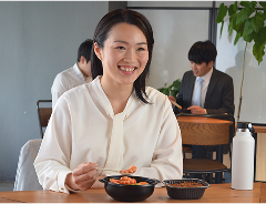お客様に商品をお召し上がりいただいている様子