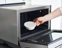 商品をレンジに設置している様子